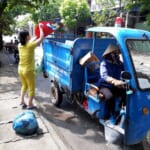 HTX SXKDDV NN thực hiện thu gom rác thải sinh hoạt