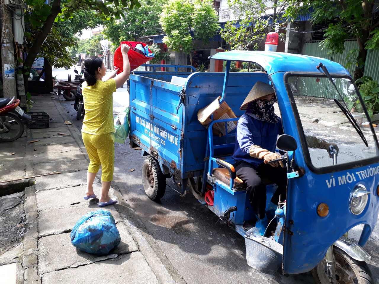 HTX SXKDDV NN thực hiện thu gom rác thải sinh hoạt